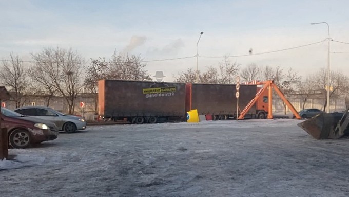 На ошибках не учатся. Под ограничителем на Старом мосту в Барнауле снова застряла фура