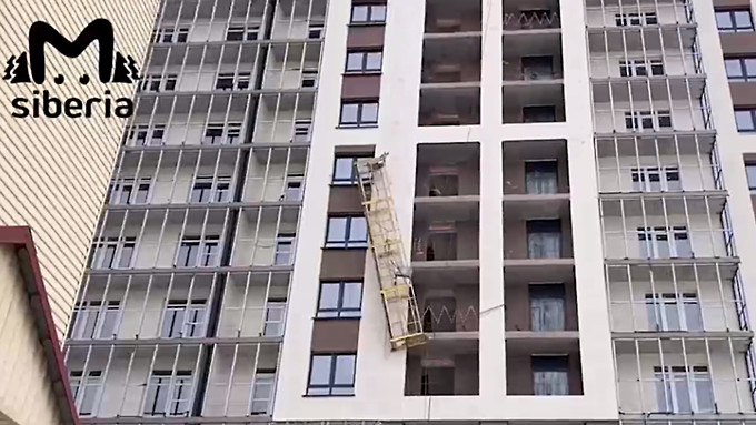 В Новосибирске с многоэтажки рухнула люлька со строителями