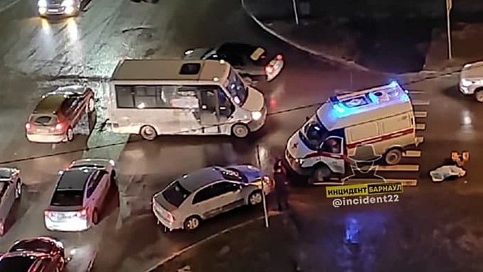 Человека сбили на пешеходном переходе в Барнауле