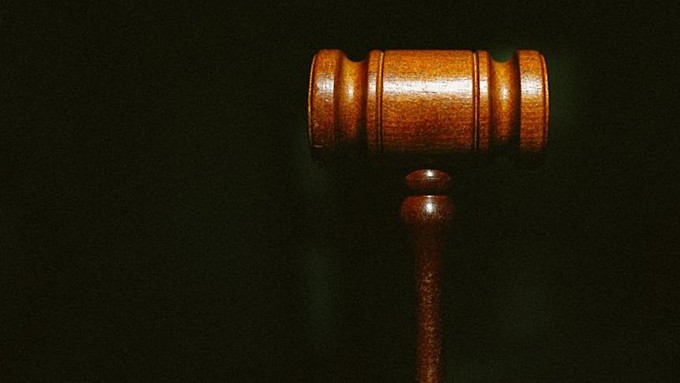 На Алтае будут судить чиновника, который не обеспечил жильем 111 сирот 