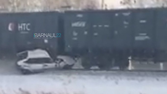 Такой день. Пустые прилавки на рынке в Новоалтайске и поезд, протащивший легковушку