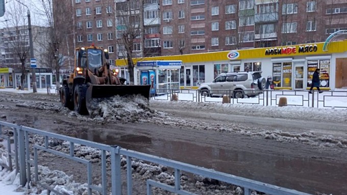 На пересечении двух улиц в Барнауле прорвало водопроводные сети