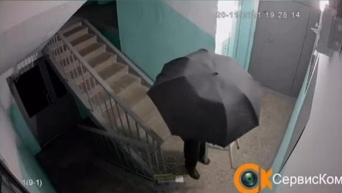 Барнаульская пенсионерка с пакетом на голове устроила войну камере в подъезде