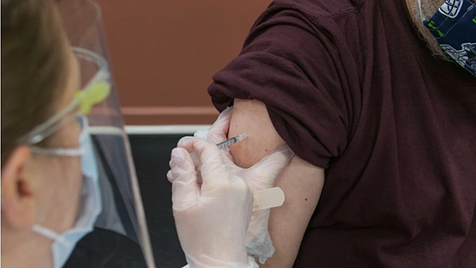 В Санкт-Петербурге ввели обязательную вакцинацию от ковида для пожилых