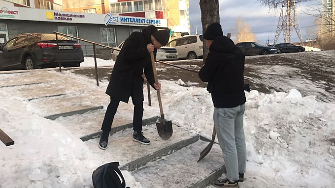Студенты-волонтёры вышли на уборку снега и наледи в Барнауле