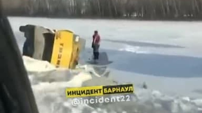 Трал с экскаватором перевернулись на алтайской трассе. Видео