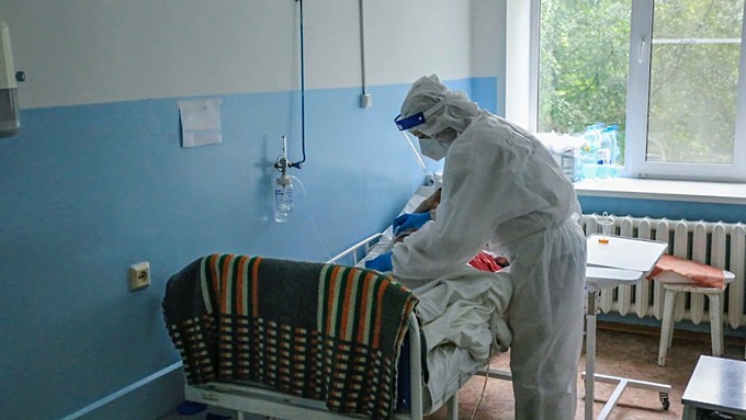 В России впервые за пандемию COVID-19 зарегистрировали более 1200 смертей за сутки