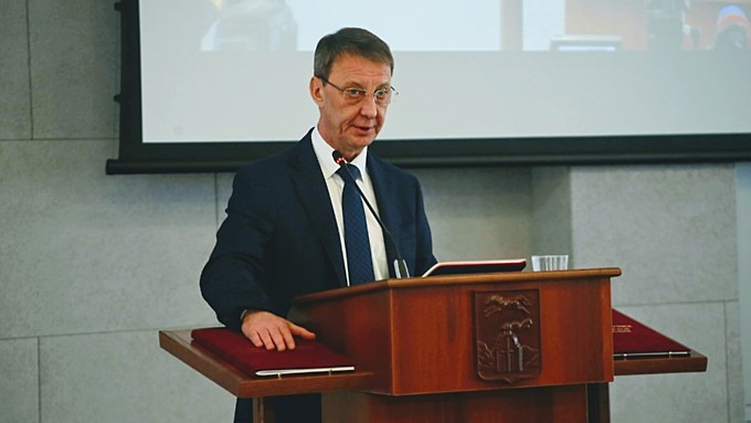 Мэр Барнаула отправил на удаленку непривитых чиновников