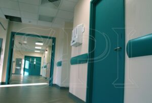 Какие требования выдвигаются к медицинским дверям?