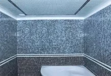 Использование стеклянной мозаики на сетке в интерьере ванной комнаты