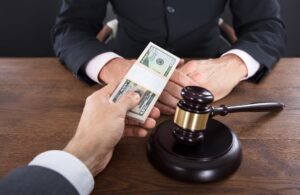 Кому и когда потребуется услуги адвоката по взяткам