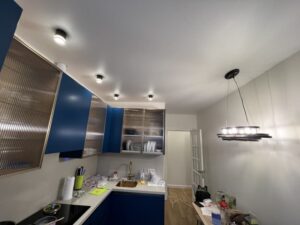 Какие натяжные потолки подходят для кухни