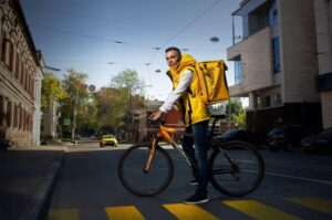 В чем выгода от работы курьером в Яндекс. Доставке
